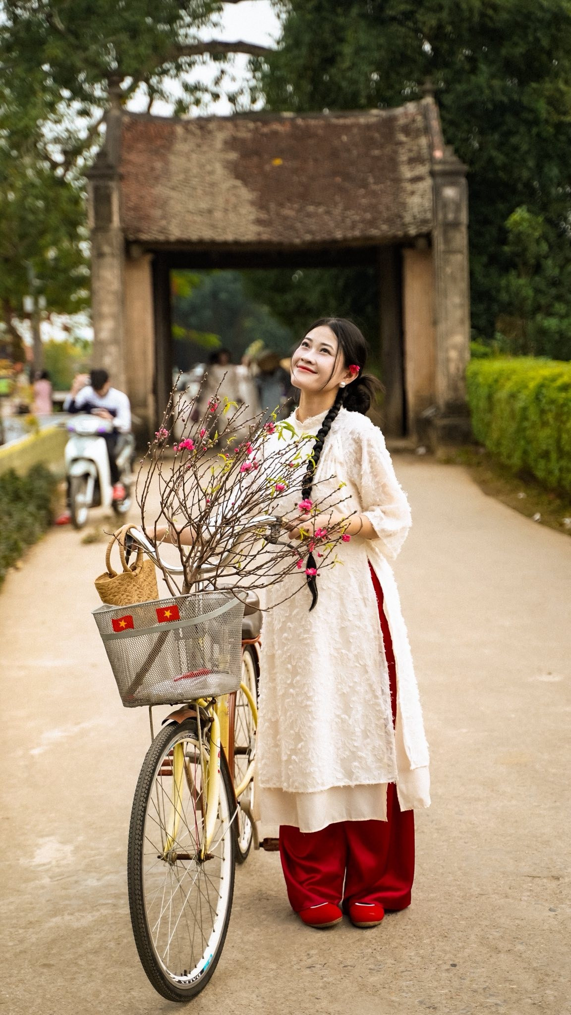 View - Làng cổ Đường Lâm hút khách đến chụp áo dài giữa không gian làng quê Bắc Bộ | Báo Tri thức và Cuộc sống - TIN TỨC PHỔ BIẾN KIẾN THỨC 24H