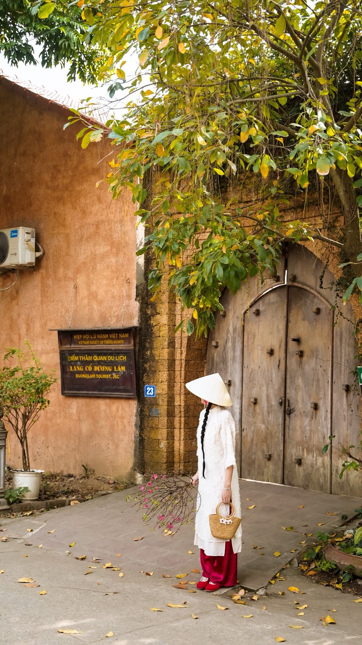 View - Làng cổ Đường Lâm hút khách đến chụp áo dài giữa không gian làng quê Bắc Bộ | Báo Tri thức và Cuộc sống - TIN TỨC PHỔ BIẾN KIẾN THỨC 24H