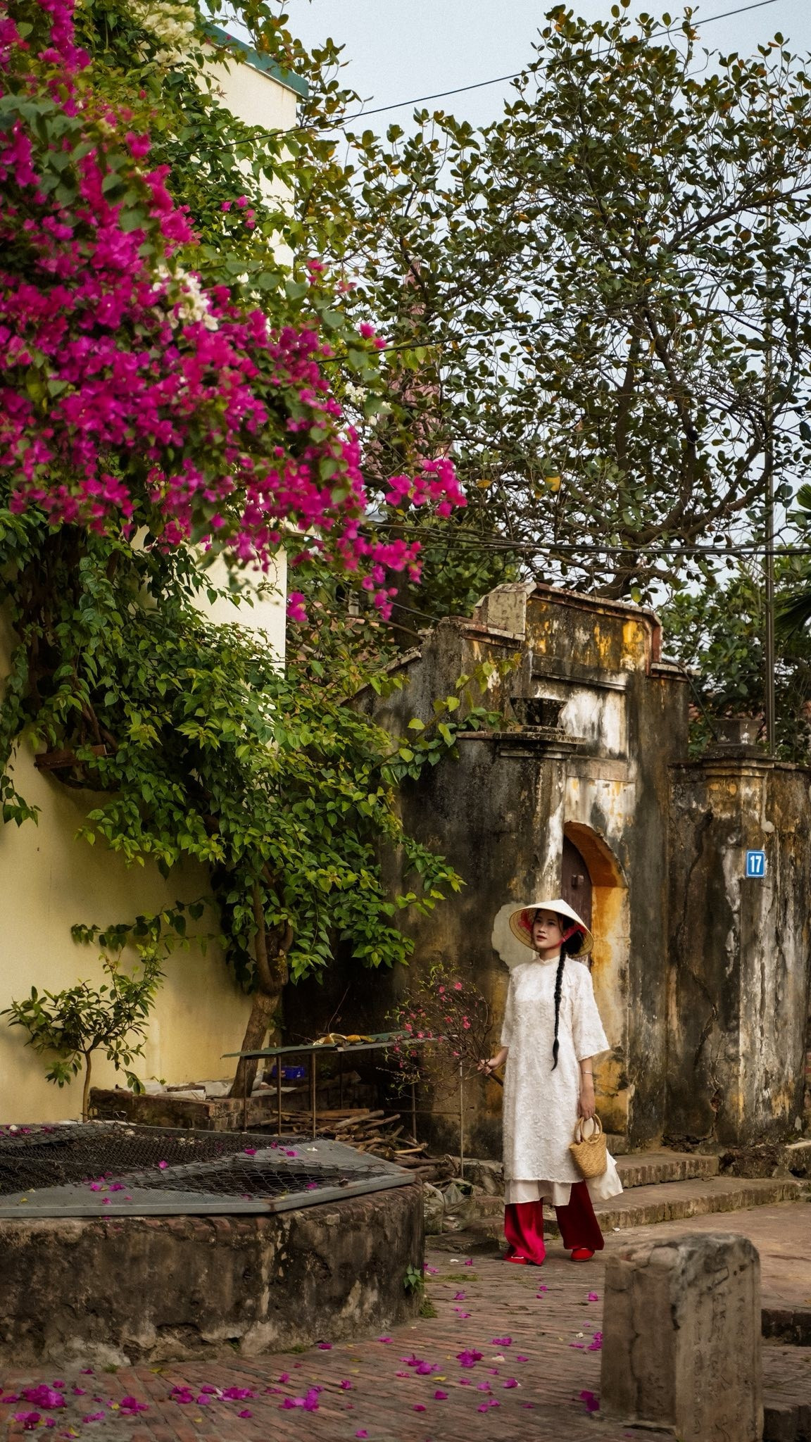 Nhiều góc chụp tại Đường Lâm được ví như một “phim trường tự nhiên”. Cổng làng Mông Phụ mang vẻ đẹp cổ kính, tạo chiều sâu cho khung hình. Những con ngõ đá ong hẹp với ánh sáng tự nhiên chiếu xiên gợi cảm giác hoài niệm.