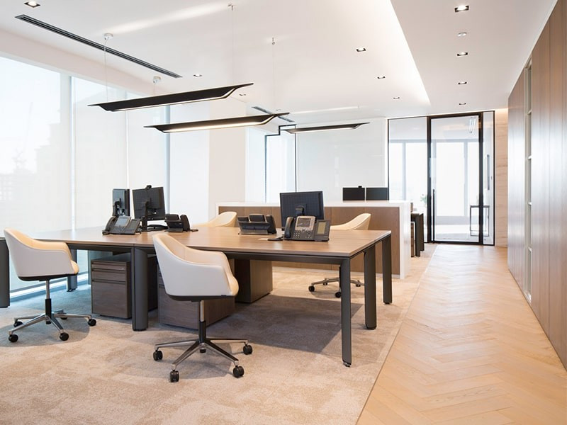 Một chi tiết tưởng nhỏ nhưng lại ảnh hưởng lớn là tư thế ngồi quay lưng ra cửa. Điều này khiến người ngồi luôn ở trạng thái bị động, dễ giật mình và thiếu cảm giác kiểm soát. Nếu không thể thay đổi vị trí, có thể sử dụng gương hoặc cây xanh để hỗ trợ. Ảnh noithatluongson