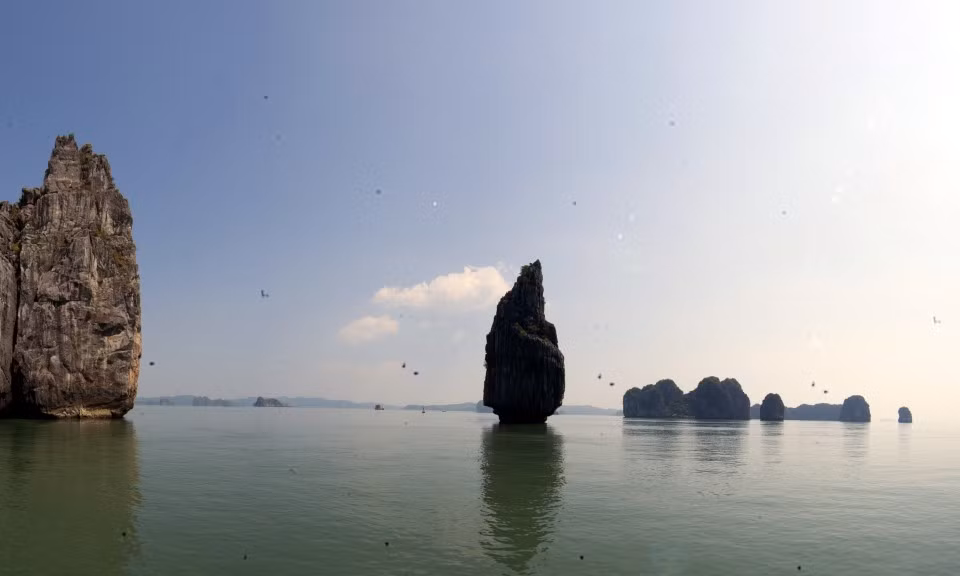 Không quá nổi tiếng như Bãi Cháy hay đảo Ti Tốp, nhưng Cát Oăn lại khiến người ta phải nhớ mãi bởi vẻ đẹp thuần khiết, như một miền thơ lặng lẽ giữa kỳ quan tráng lệ. Trong hành trình khám phá những vùng đất ít người biết đến, Bãi Cát Oăn xứng đáng là viên ngọc thô dành riêng cho những ai yêu sự tĩnh lặng, mộng mơ và thiên nhiên nguyên bản. Ảnh Nguyễn Hùng