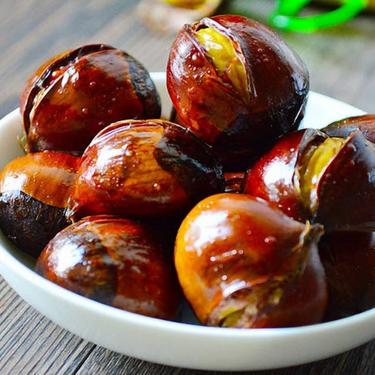 Ngoài ra, việc chọn hạt dẻ cũng rất quan trọng. Nên ưu tiên hạt vừa phải, tươi, không bị mốc hoặc có dấu hiệu hỏng, bởi hạt dẻ mốc có thể chứa độc tố aflatoxin, gây nguy cơ ung thư gan. Ảnh minh hoạ