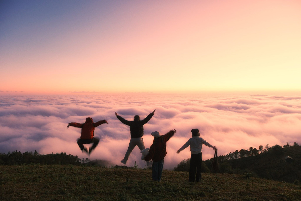 Vào buổi chiều, khi mặt trời đỏ rực buông xuống những triền núi của Sơn La, Tà Xùa hóa thành một miền cổ tích giữa tầng tầng mây trắng. Khung cảnh ấy vừa mơ màng, vừa lãng mạn, đủ sức khiến bất kỳ du khách nào cũng phải sững sờ ngay từ lần đầu chạm ngõ.