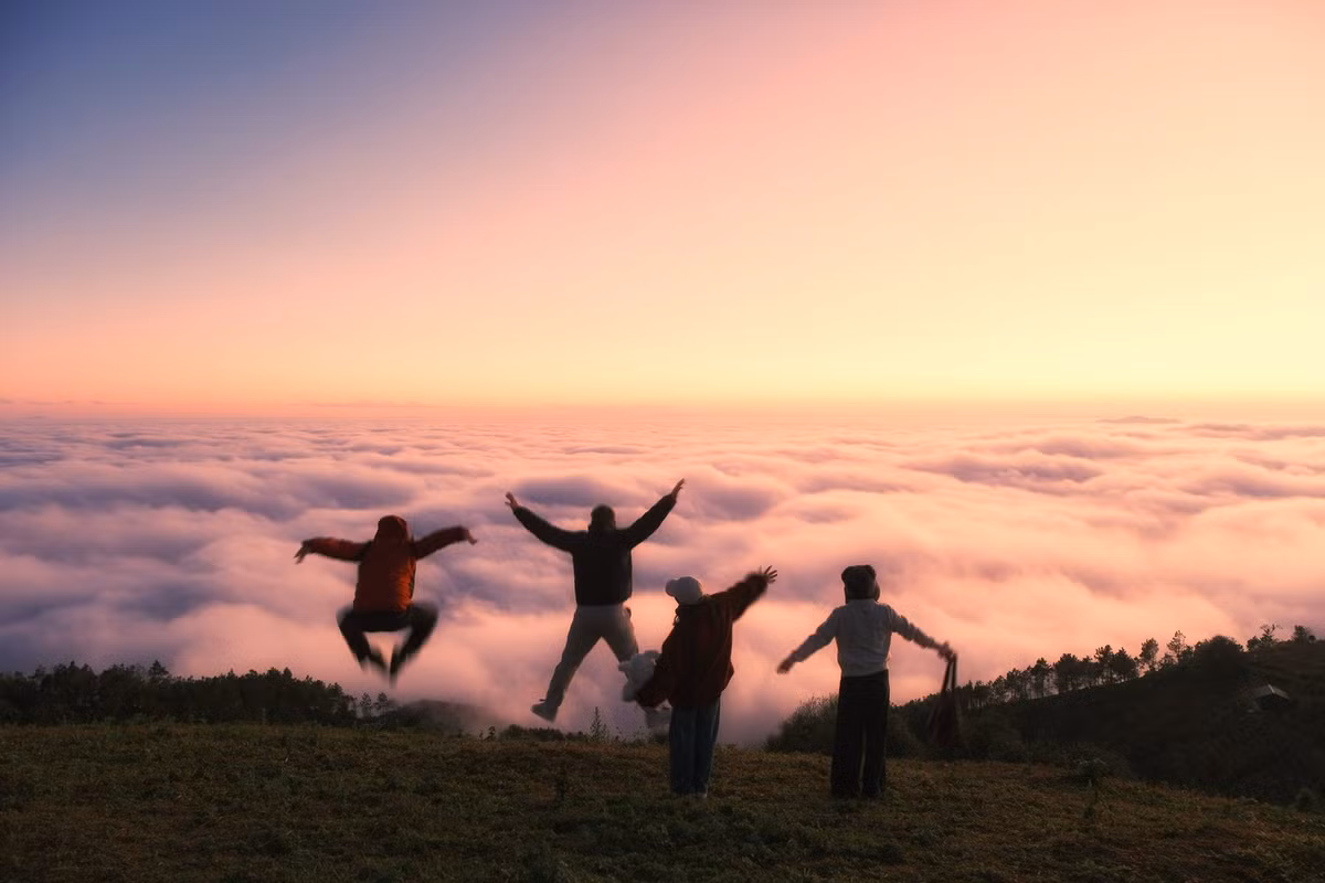 Vào buổi chiều, khi mặt trời đỏ rực buông xuống những triền núi của Sơn La, Tà Xùa hóa thành một miền cổ tích giữa tầng tầng mây trắng. Khung cảnh ấy vừa mơ màng, vừa lãng mạn, đủ sức khiến bất kỳ du khách nào cũng phải sững sờ ngay từ lần đầu chạm ngõ.