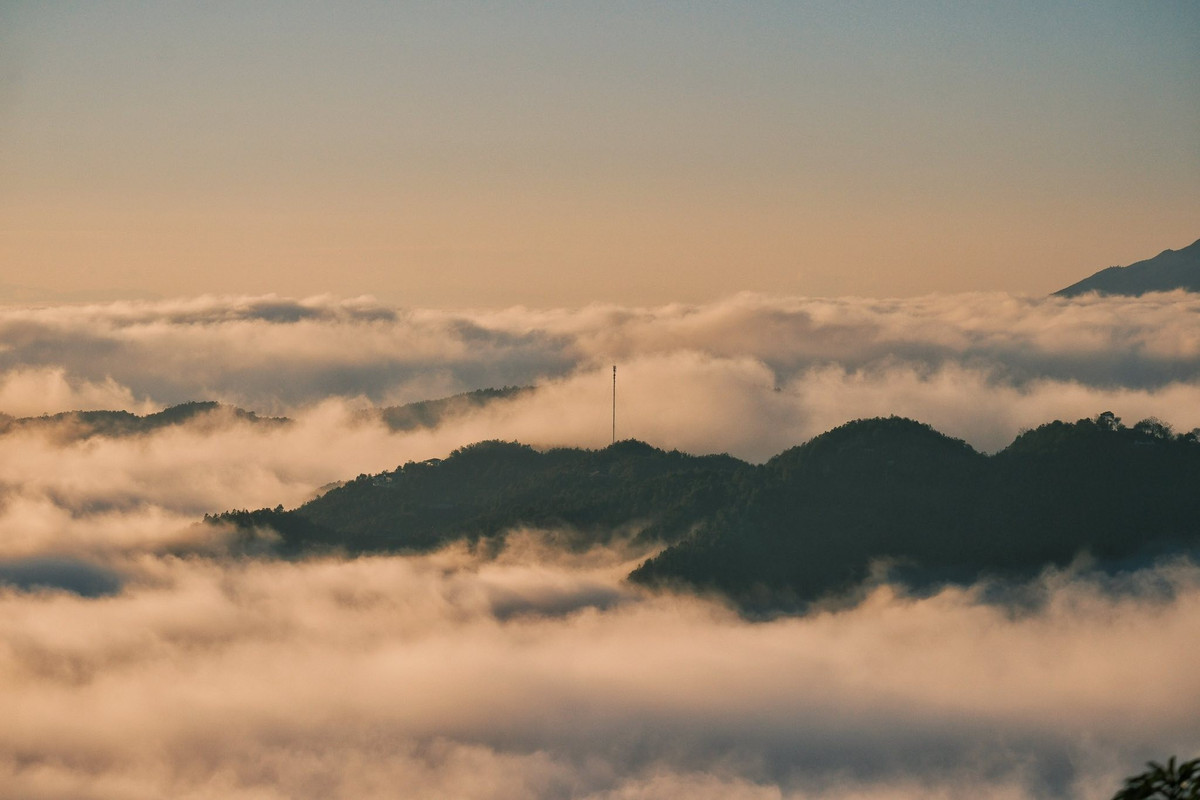 Hiện nay, các tuyến đường dẫn lên Tà Xùa khá thuận lợi với xe máy và ôtô, song địa hình đèo dốc quanh co, cần tay lái vững và quan sát cẩn thận, đặc biệt lúc chiều muộn. Du khách cũng có thể nghỉ đêm tại các homestay trên núi để sáng sớm tiếp tục hành trình săn mây hoặc tận hưởng cái lạnh miền cao bên bếp lửa giữa trời đêm Tây Bắc.