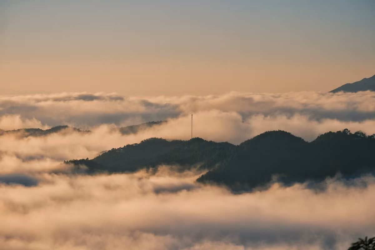 Hiện nay, các tuyến đường dẫn lên Tà Xùa khá thuận lợi với xe máy và ôtô, song địa hình đèo dốc quanh co, cần tay lái vững và quan sát cẩn thận, đặc biệt lúc chiều muộn. Du khách cũng có thể nghỉ đêm tại các homestay trên núi để sáng sớm tiếp tục hành trình săn mây hoặc tận hưởng cái lạnh miền cao bên bếp lửa giữa trời đêm Tây Bắc.