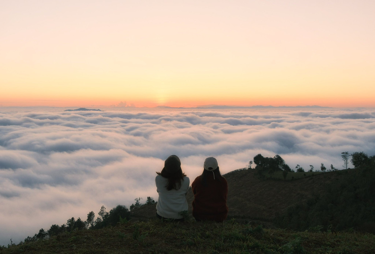 Với những tín đồ mê săn mây, thời điểm lý tưởng để ghé Tà Xùa là từ tháng 9 đến cuối tháng 3 năm sau. Đây là giai đoạn mây xuất hiện dày đặc, nhiệt độ và độ ẩm phù hợp để tạo nên hiện tượng biển mây rõ nét. Vào mùa này, dù đến Tà Xùa buổi sáng hay chiều tà, du khách đều có thể “bắt gặp” những tầng mây mềm mại ôm trọn núi rừng.