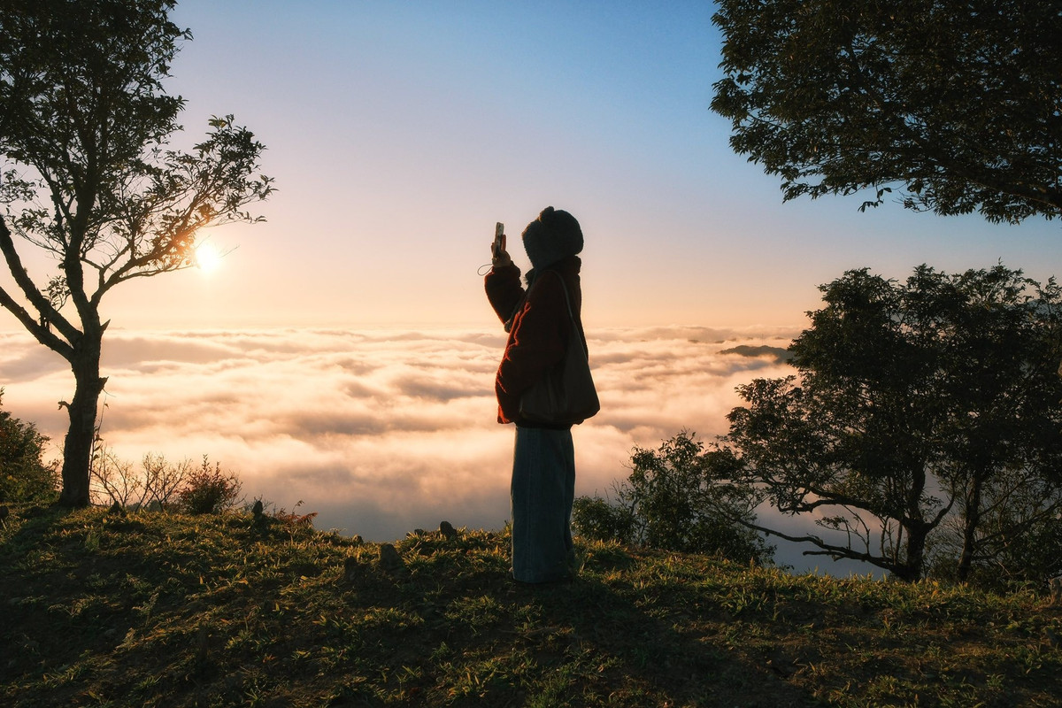 Không khí lạnh đặc trưng vùng núi Tây Bắc khiến khoảnh khắc càng thêm thi vị: gió se se lạnh, mây lững lờ trôi, ánh chiều buông xuống mềm mại như tấm lụa.