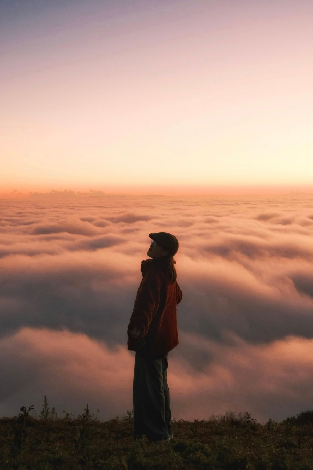 Thời điểm mặt trời khuất hẳn sau những dãy núi cũng là lúc bầu trời chuyển sang tông màu tím sẫm. Lúc này, biển mây càng nổi bật, tách bạch giữa đường chân trời mờ ảo. Những ngày đẹp trời, du khách có thể ngắm thấy biển mây cuộn sóng, bồng bềnh như mặt nước. Phóng tầm mắt ra xa, đường núi quanh co lẩn khuất trong biển trắng, tạo nên một không gian vừa hùng vĩ vừa lãng mạn.