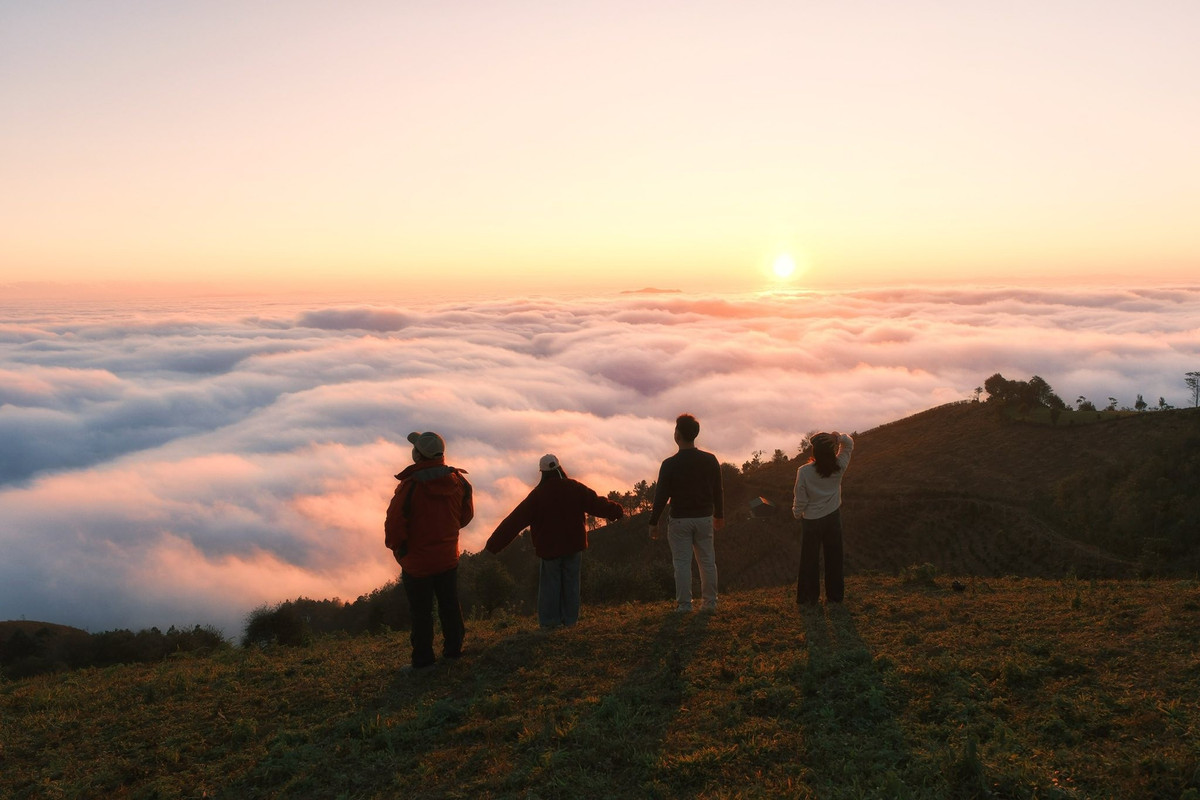 Mặt trời buổi chiều hắt những tia sáng cuối cùng lên biển mây, tạo thành lớp màu huyền ảo như tranh vẽ.