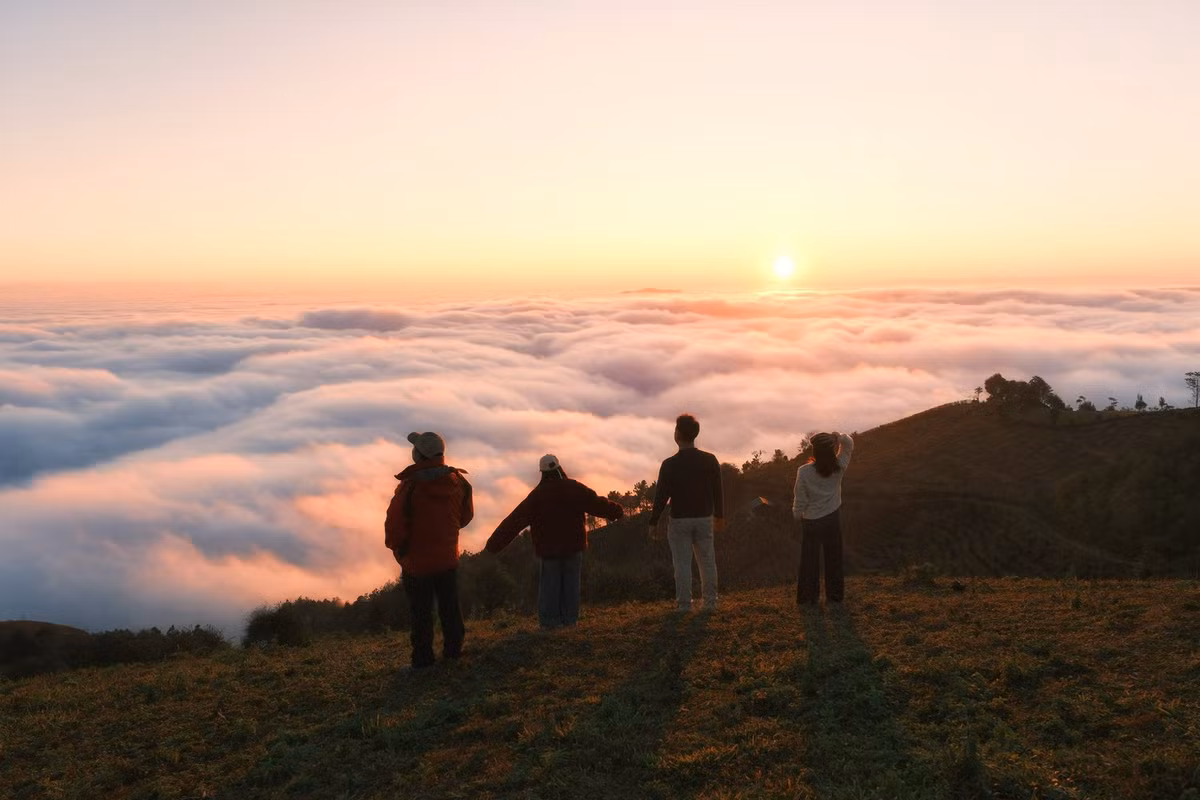 Mặt trời buổi chiều hắt những tia sáng cuối cùng lên biển mây, tạo thành lớp màu huyền ảo như tranh vẽ.