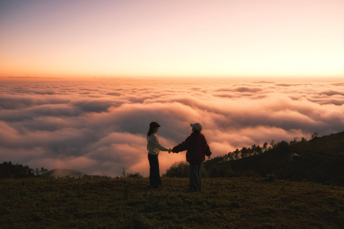 Tà Xùa (xã Tà Xùa, tỉnh Sơn La) vốn nổi tiếng là một trong những điểm săn mây đẹp nhất miền Bắc. Không chỉ hấp dẫn vào sáng sớm khi mây tràn qua thung lũng, nương đồi, mà thời khắc hoàng hôn ở nơi này cũng trở thành trải nghiệm đáng nhớ.