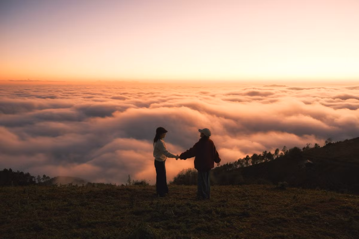 Tà Xùa (xã Tà Xùa, tỉnh Sơn La) vốn nổi tiếng là một trong những điểm săn mây đẹp nhất miền Bắc. Không chỉ hấp dẫn vào sáng sớm khi mây tràn qua thung lũng, nương đồi, mà thời khắc hoàng hôn ở nơi này cũng trở thành trải nghiệm đáng nhớ.