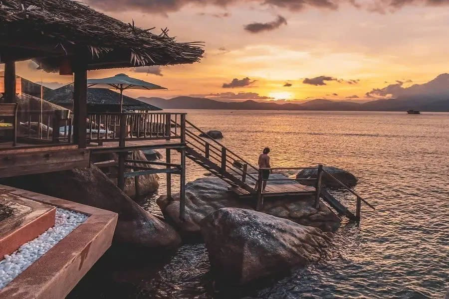 Trong khi đó, Bangka (Indonesia) hấp dẫn những cặp đôi mê lặn biển nhờ hệ sinh thái biển phong phú và rạn san hô rực rỡ, gần như tách biệt khỏi các tuyến du lịch đại trà. Quần đảo Mantanani (Malaysia), gồm ba đảo nhỏ ngoài khơi Sabah, cũng góp mặt nhờ trải nghiệm “off-grid” đúng nghĩa, với bãi biển hoang sơ và bầu trời đầy sao khi màn đêm buông xuống. Ảnh bietthungoctrai.vn