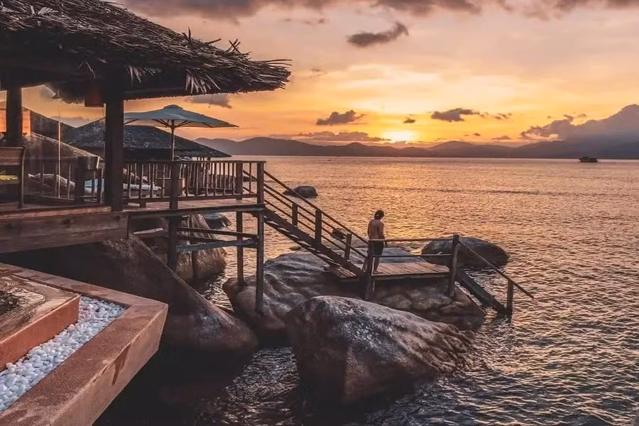 Trong khi đó, Bangka (Indonesia) hấp dẫn những cặp đôi mê lặn biển nhờ hệ sinh thái biển phong phú và rạn san hô rực rỡ, gần như tách biệt khỏi các tuyến du lịch đại trà. Quần đảo Mantanani (Malaysia), gồm ba đảo nhỏ ngoài khơi Sabah, cũng góp mặt nhờ trải nghiệm “off-grid” đúng nghĩa, với bãi biển hoang sơ và bầu trời đầy sao khi màn đêm buông xuống. Ảnh bietthungoctrai.vn