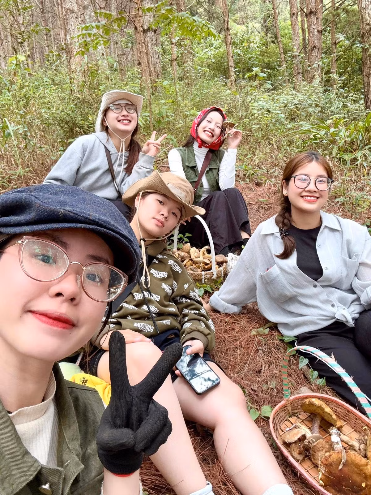 Tham gia một chuyến tour hái nấm mùa mưa, du khách không chỉ được tận tay thu hoạch những cây nấm mọc lên sau mưa, mà còn được trải nghiệm cảm giác đi bộ trong rừng, ngửi mùi cỏ cây và đất ẩm, nghe tiếng mưa rơi lộp độp trên tán thông. Đặc biệt, dưới sự hướng dẫn của người địa phương, bạn còn học cách phân biệt nấm ăn được và nấm độc, hiểu hơn về hệ sinh thái rừng Đà Lạt. Ảnh Thu Huyen Nguyen