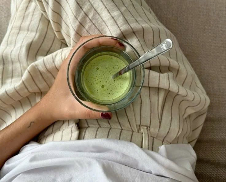 Trong đó, nước ép xanh thức uống quen thuộc của nhiều gia đình Nhật được ví như “nhân sâm xanh” nhờ khả năng bồi bổ sức khỏe toàn diện, hỗ trợ phòng bệnh và chăm sóc sắc đẹp. Ảnh minh họa