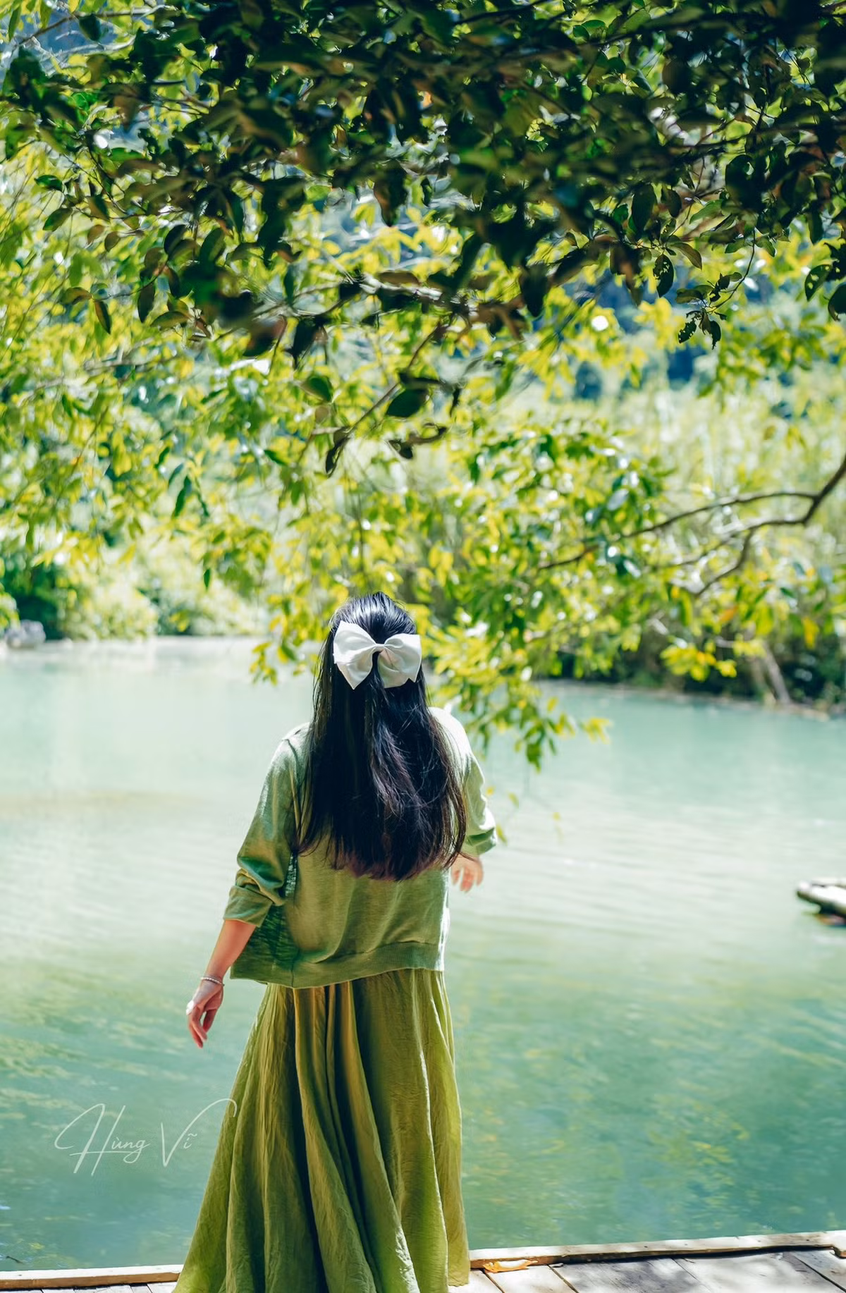 Di chuyển đến cây phu thê khá thuận tiện. Nếu đi ô tô, du khách có thể dừng tại nhà văn hóa thôn Ba Lẹng rồi đi bộ khoảng 700m hoặc thuê xe của người dân địa phương vào đập Bắc Mỏ với giá 50.000 đồng/2 chiều/người.