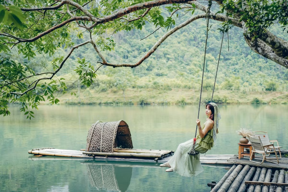 Chia sẻ với Báo Vietnamnet anh Hùng Trọng Vĩ, người làm du lịch lâu năm tại Hữu Lũng, cho biết khu vực quanh cây được thiết kế thêm các tiểu cảnh như lán chòi, ghế xích đu, tạo không gian nghỉ ngơi lý tưởng.