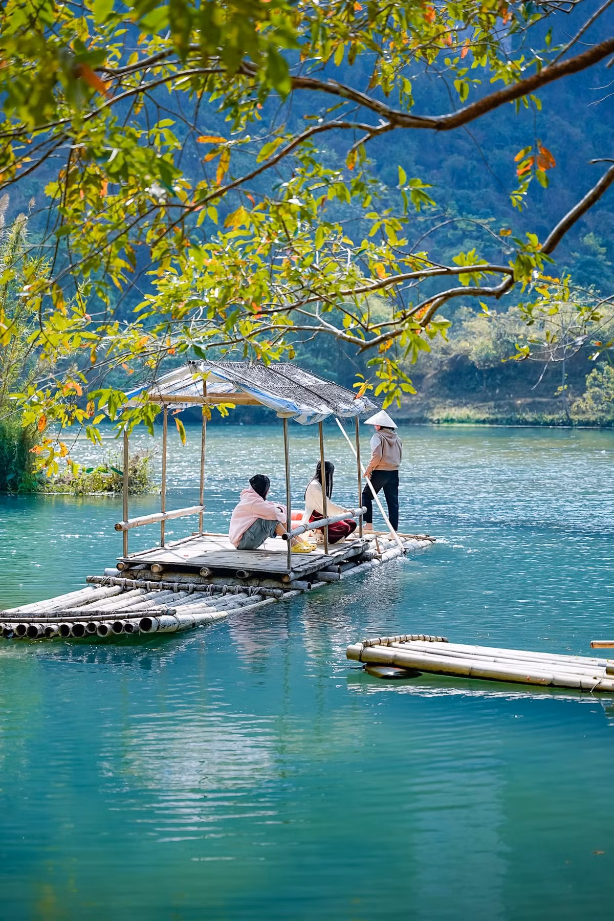 Vào mùa hè, du khách còn có thể tắm mát, bơi lội trong dòng nước đầu nguồn trong xanh. Ngoài ra, nơi đây còn phục vụ trà, cà phê, giúp khách thư giãn giữa không gian trong lành, lắng nghe tiếng chim hót và tiếng nước róc rách.