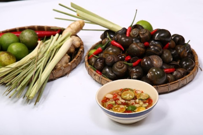 Tuy nhiên, để đảm bảo an toàn, người tiêu dùng cần lưu ý lựa chọn đúng ốc bươu ta, tránh nhầm lẫn với ốc bươu vàng. Ốc cần được ngâm rửa kỹ để loại bỏ bùn đất và các tạp chất, đồng thời phải nấu chín hoàn toàn trước khi ăn. Ảnh minh họa