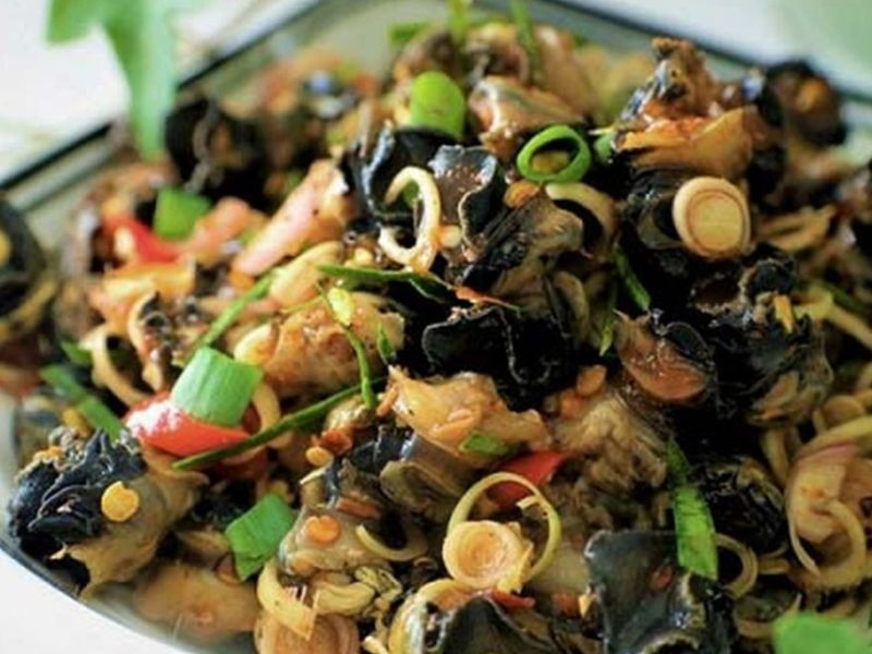 Theo quan niệm Đông y, ốc bươu có tính mát, vị ngọt, thường được sử dụng trong các món ăn giúp thanh nhiệt, hỗ trợ tiêu hóa và cải thiện cảm giác ăn uống. Khi được chế biến đúng cách, làm sạch kỹ và nấu chín hoàn toàn, thịt ốc bươu dễ tiêu, phù hợp với những người hay bị nóng trong hoặc ăn uống kém ngon miệng. Ảnh minh họa