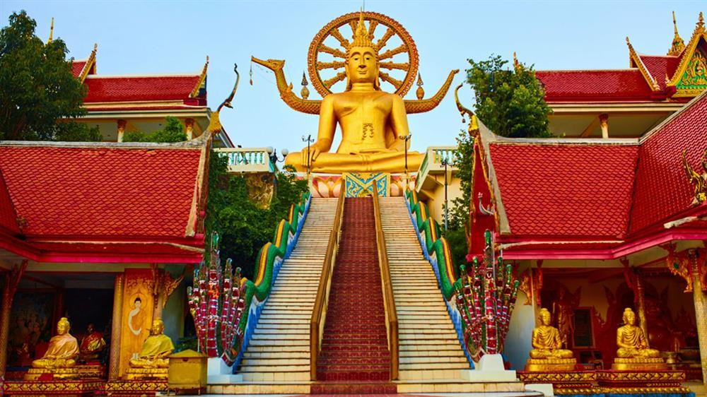 Một trong những điểm tham quan nổi bật tại Koh Samui là Đền Big Buddha, nơi có tượng Phật khổng lồ, nổi bật trên đỉnh đồi và từ đó du khách có thể ngắm toàn cảnh hòn đảo. Nếu yêu thích thiên nhiên, bạn có thể ghé thăm Thác Namuang, một trong những thác nước đẹp nhất trên đảo. Ngoài ra, Làng cá Bophut cũng là nơi bạn có thể thưởng thức những món hải sản tươi ngon và tìm hiểu về cuộc sống của người dân địa phương. Ảnh Divui