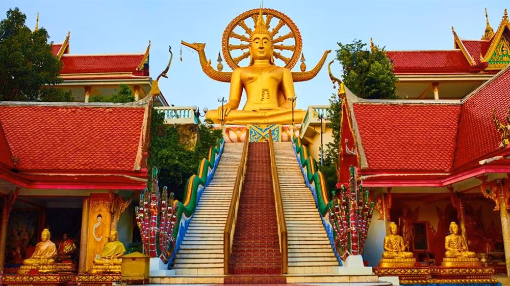 Một trong những điểm tham quan nổi bật tại Koh Samui là Đền Big Buddha, nơi có tượng Phật khổng lồ, nổi bật trên đỉnh đồi và từ đó du khách có thể ngắm toàn cảnh hòn đảo. Nếu yêu thích thiên nhiên, bạn có thể ghé thăm Thác Namuang, một trong những thác nước đẹp nhất trên đảo. Ngoài ra, Làng cá Bophut cũng là nơi bạn có thể thưởng thức những món hải sản tươi ngon và tìm hiểu về cuộc sống của người dân địa phương. Ảnh Divui