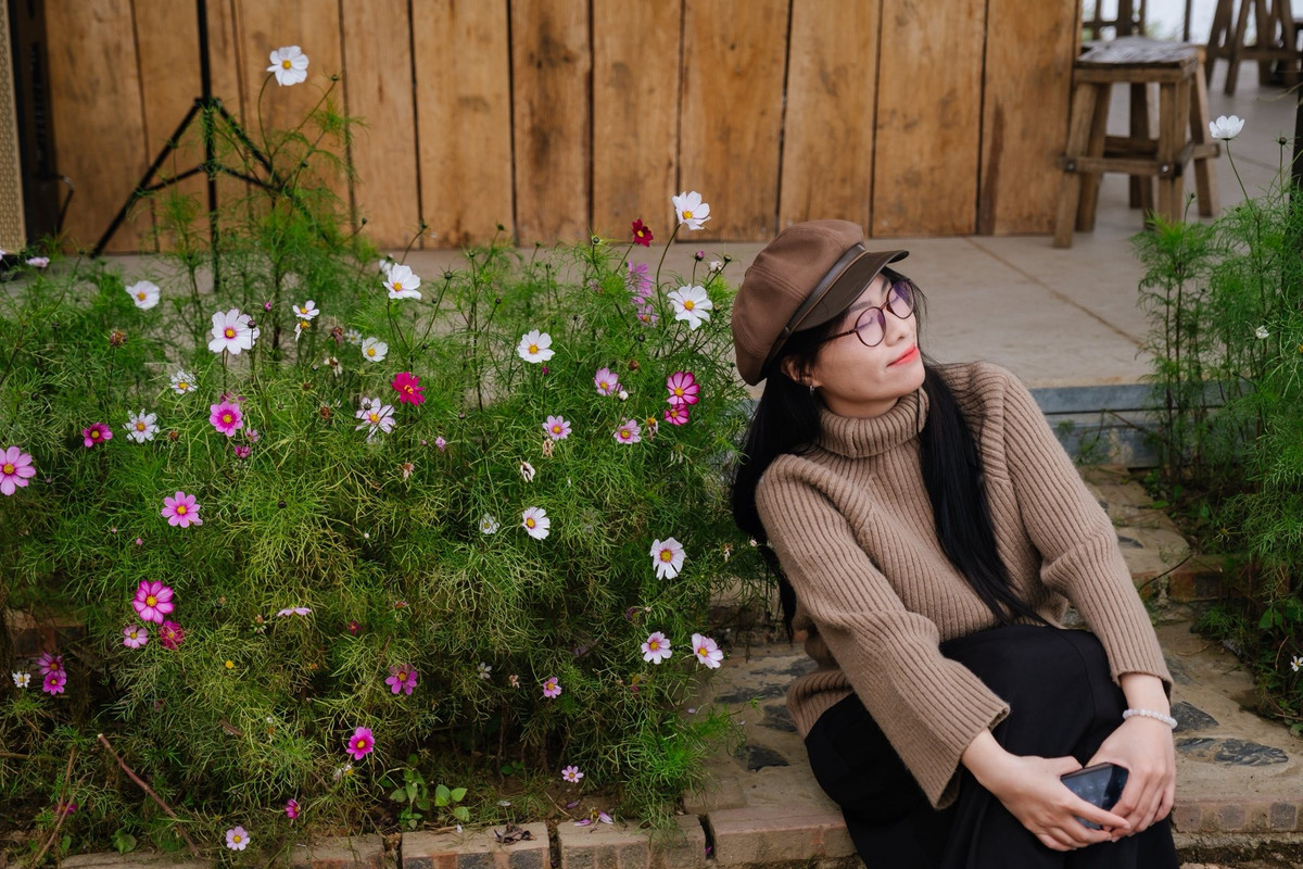 Từ trung tâm xã Tam Đường, chỉ mất khoảng 20 phút men theo những con đường quanh co uốn lượn giữa núi non, du khách sẽ đặt chân vào một bản làng bình yên, nơi mây trắng, hoa rừng và những nếp nhà sàn đỏ hòa quyện tạo nên bức tranh thiên nhiên vừa hùng vĩ, vừa thơ mộng. Ảnh thongdong