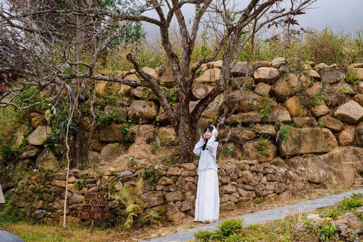 Khung cảnh thiên nhiên ở Sì Thâu Chải thay đổi theo mùa, mỗi thời điểm đều có sức hút riêng. Mùa xuân, hoa cải và hoa mận nở rộ, cả bản làng như khoác lên mình tấm áo vàng rực rỡ; mùa hạ, mây trắng vờn quanh các đỉnh núi tạo nên không gian mờ ảo, huyền ảo; mùa thu, tam giác mạch nở tím hồng trên sườn đồi, khoe sắc giữa nắng vàng; mùa đông, sương mù phủ khắp bản làng, mang đến vẻ đẹp mờ ảo, lãng đãng như chốn bồng lai. Ảnh thongdong