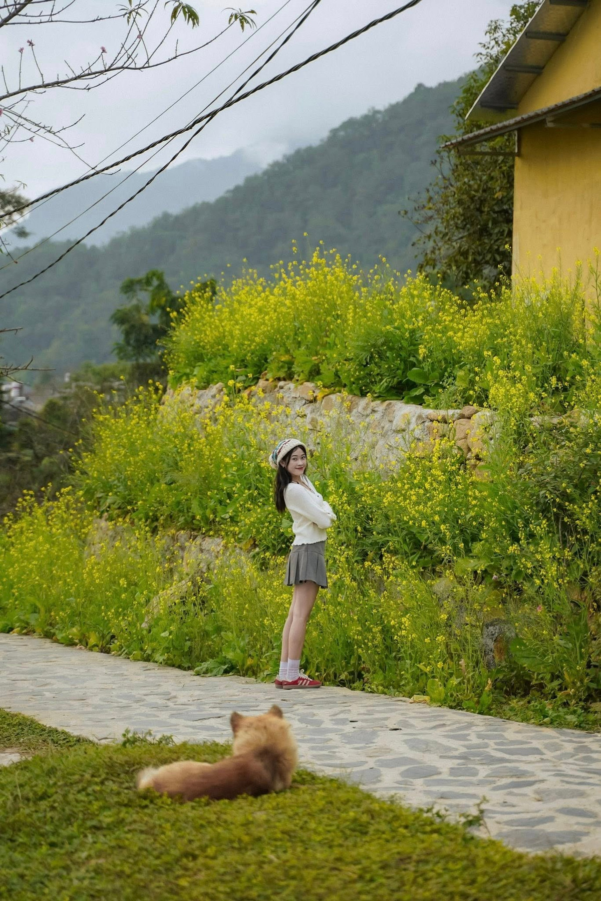 Đến Sì Thâu Chải, du khách không chỉ được chiêm ngưỡng cảnh sắc mà còn có cơ hội hòa mình vào đời sống văn hóa đặc trưng. Du khách có thể mặc thử trang phục truyền thống của người Dao đỏ, thưởng thức thắng cố, bánh dày, rượu ngô men lá, hay tham gia vào những điệu múa chuông, múa gậy đặc sắc. Những trải nghiệm này giúp du khách hiểu hơn về nét sinh hoạt, tín ngưỡng và phong tục của cộng đồng người Dao, đồng thời tạo nên những kỷ niệm khó quên. Ảnh Phương Tali