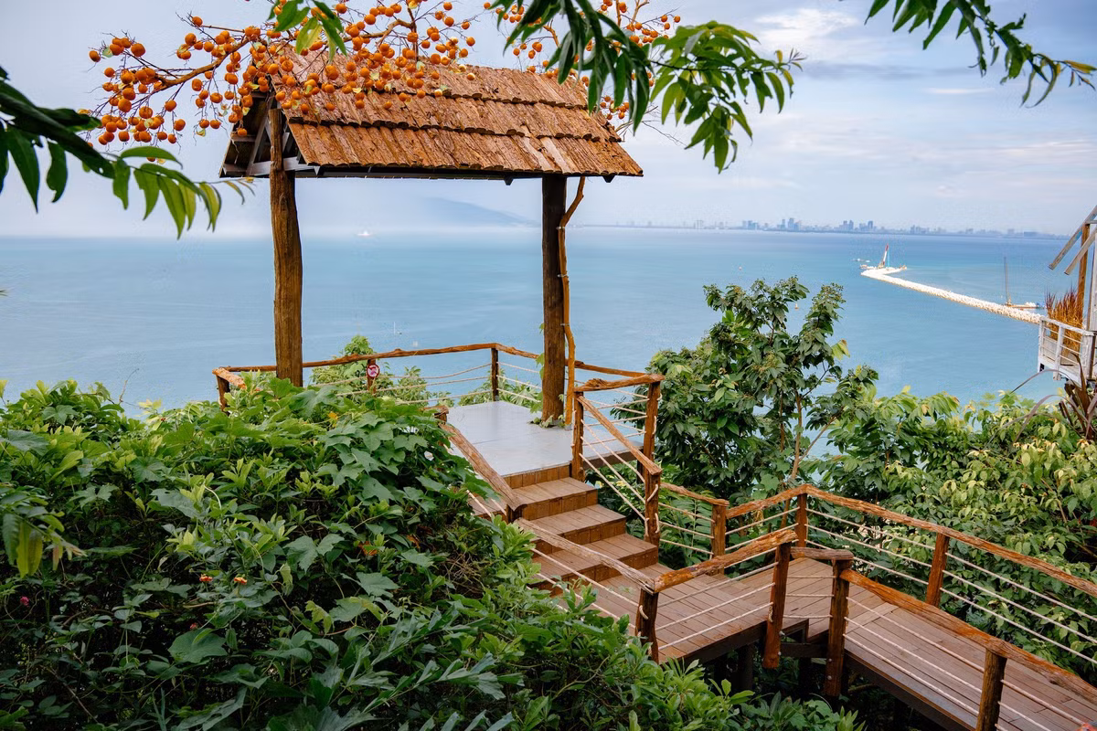 Không chỉ là một quán cà phê, Hải Vân Xanh Glamping &amp; Café còn là khu nghỉ dưỡng sinh thái giữa rừng thông, dành cho những ai muốn trải nghiệm glamping – hình thức cắm trại sang trọng đang được giới trẻ ưa chuộng. Ảnh Fanpage Hải Vân Xanh Glamping