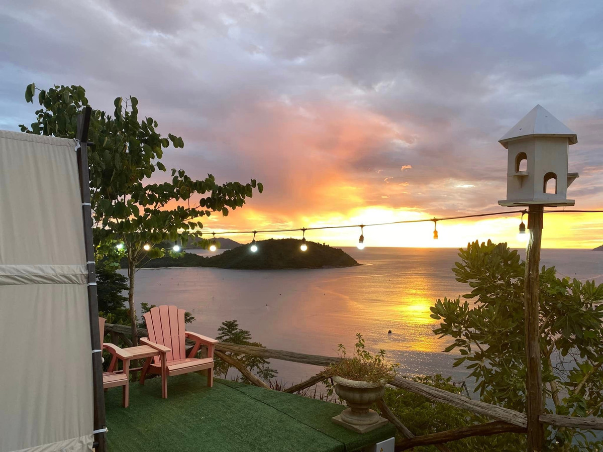 Giữa không gian rộng mở, một chiếc đàn piano trắng nổi bật giữa nền xanh cây cỏ đã trở thành điểm check-in “đắt giá”. Bên cạnh đó, du khách có thể nhâm nhi đồ uống mát lạnh, ngắm hoàng hôn, đốt lửa trại, tập yoga buổi sáng hoặc chỉ đơn giản là lắng nghe tiếng gió thổi qua rừng. Ảnh Fanpage Hải Vân Xanh Glamping