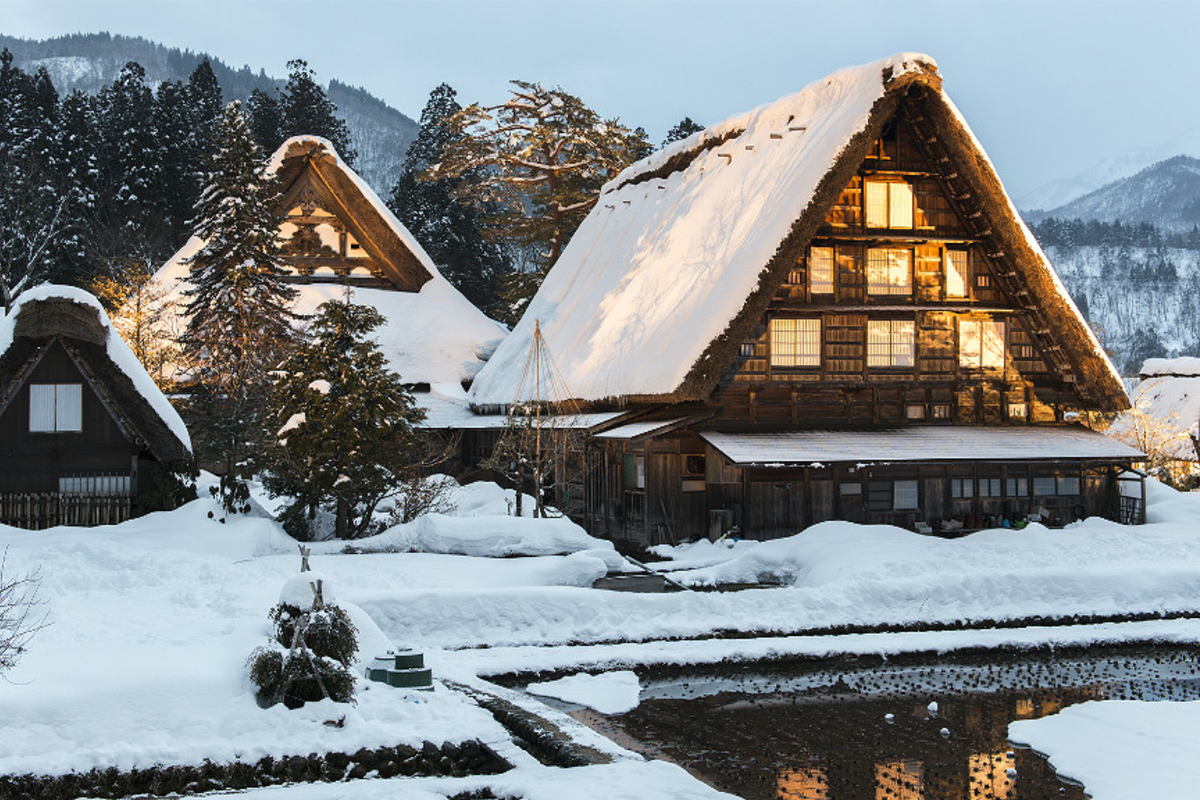 Shirakawa-go là ngôi làng truyền thống có lịch sử hàng trăm năm, được UNESCO công nhận là Di sản Thế giới từ năm 1995. Nơi đây nổi tiếng với những ngôi nhà mái tranh gassho-zukuri – kiểu kiến trúc độc đáo có mái dốc lớn, được thiết kế để chống chọi với lượng tuyết dày đặc vào mùa đông. Ảnh Vietravel