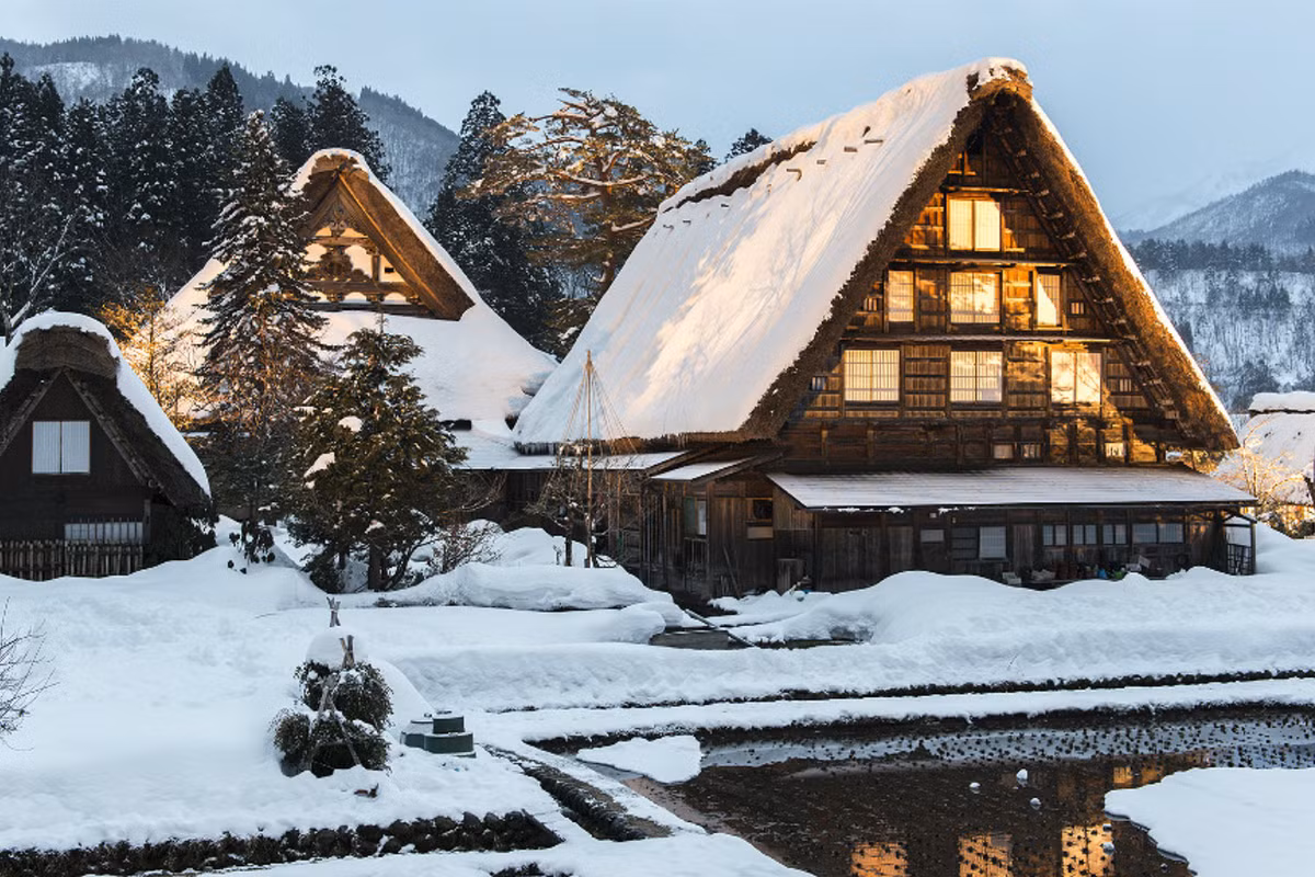 Shirakawa-go là ngôi làng truyền thống có lịch sử hàng trăm năm, được UNESCO công nhận là Di sản Thế giới từ năm 1995. Nơi đây nổi tiếng với những ngôi nhà mái tranh gassho-zukuri – kiểu kiến trúc độc đáo có mái dốc lớn, được thiết kế để chống chọi với lượng tuyết dày đặc vào mùa đông. Ảnh Vietravel