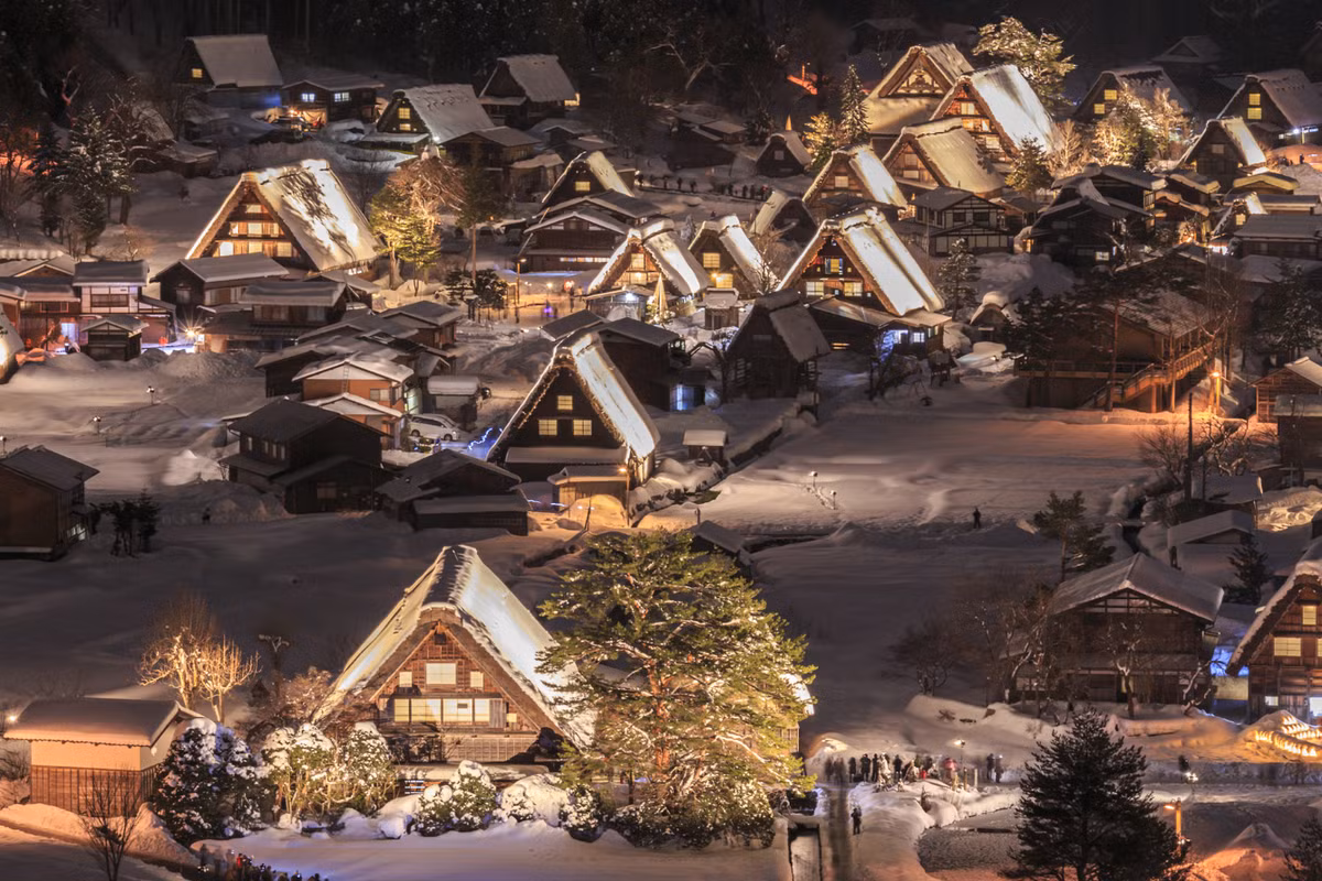 Từ các thành phố lớn như Tokyo, Osaka hay Nagoya, du khách có thể đến Shirakawa-go bằng xe buýt, phổ biến nhất là các tuyến xuất phát từ Takayama hoặc Kanazawa với thời gian di chuyển khoảng 1–2 giờ. Vào mùa đông, tuyết có thể ảnh hưởng đến giao thông, vì vậy việc đặt vé sớm và theo dõi lịch trình là điều cần thiết. Ảnh Vietravel