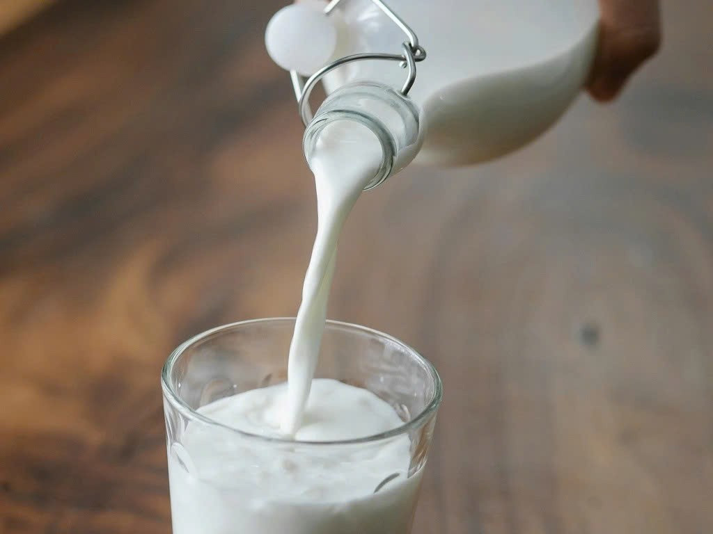 Uống sữa khi bụng trống, đặc biệt là sữa lạnh, có thể gây chướng bụng, tiêu chảy, nhất là với người không dung nạp lactose. Calcium và casein trong sữa còn làm tăng tiết axit, khiến người bị viêm loét dạ dày càng khó chịu hơn. Ảnh minh họa