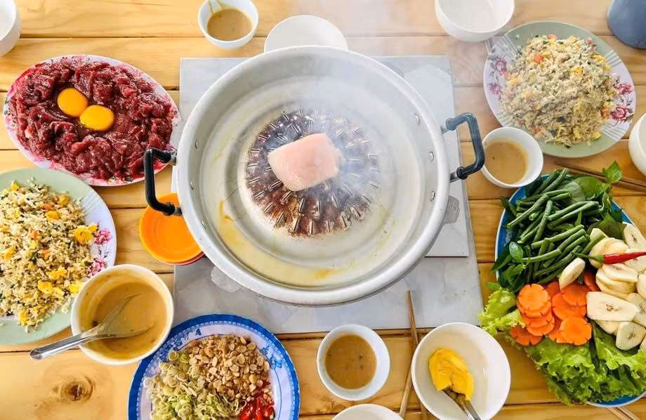 Thịt bò thường được chọn là loại tươi mềm, thái lát mỏng, ướp cùng sả, tỏi, ngũ vị hương và một chút mật ong. Ảnh Báo An Giang