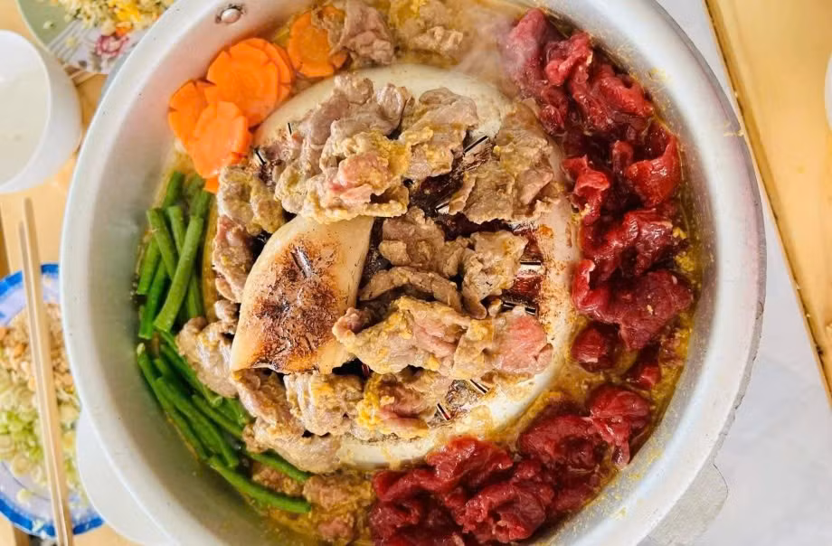 Không chỉ ngon miệng, món bò leo núi còn được ăn kèm với bánh tráng, rau sống, dưa leo, chuối chát và chấm cùng nước mắm me chua cay mặn ngọt – đúng chuẩn hương vị miền Tây. Ảnh Báo An Giang