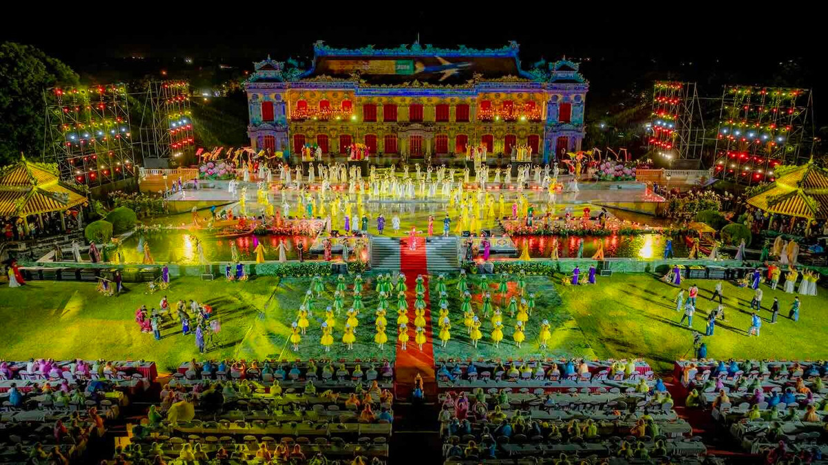 Giai đoạn từ tháng 4-11 trùng nhiều lễ hội lớn. Festival Huế (tháng 4-6) biến Hoàng thành Huế thành không gian rực rỡ âm nhạc và ánh sáng. Lễ hội biển Nha Trang (tháng 6 các năm chẵn), lễ Phật Đản (tháng 5), lễ hội pháo hoa quốc tế Đà Nẵng (tháng 6-7) tạo nên bầu không khí sôi động. Ảnh Lê Hoàng