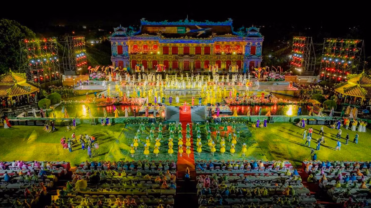 Giai đoạn từ tháng 4-11 trùng nhiều lễ hội lớn. Festival Huế (tháng 4-6) biến Hoàng thành Huế thành không gian rực rỡ âm nhạc và ánh sáng. Lễ hội biển Nha Trang (tháng 6 các năm chẵn), lễ Phật Đản (tháng 5), lễ hội pháo hoa quốc tế Đà Nẵng (tháng 6-7) tạo nên bầu không khí sôi động. Ảnh Lê Hoàng
