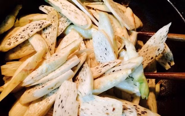 Niễng được xào riêng đến khi vừa chín tới, giữ độ giòn, sau đó trút thịt bò vào đảo đều, nêm lại gia vị, thêm hành lá và tiêu rồi tắt bếp. Ảnh minh họa