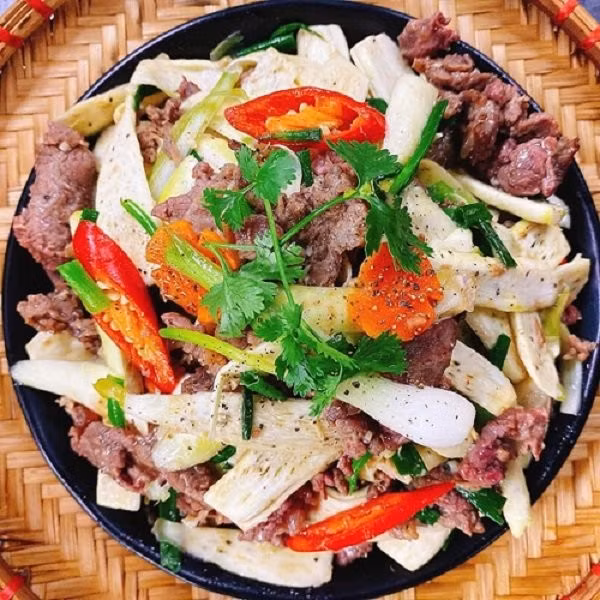 Mùa niễng rất ngắn, vì vậy để chọn được niễng ngon, người dân thường ưu tiên củ mập, chắc, vỏ xanh tím tự nhiên, tránh củ mềm hoặc héo. Ảnh minh họa