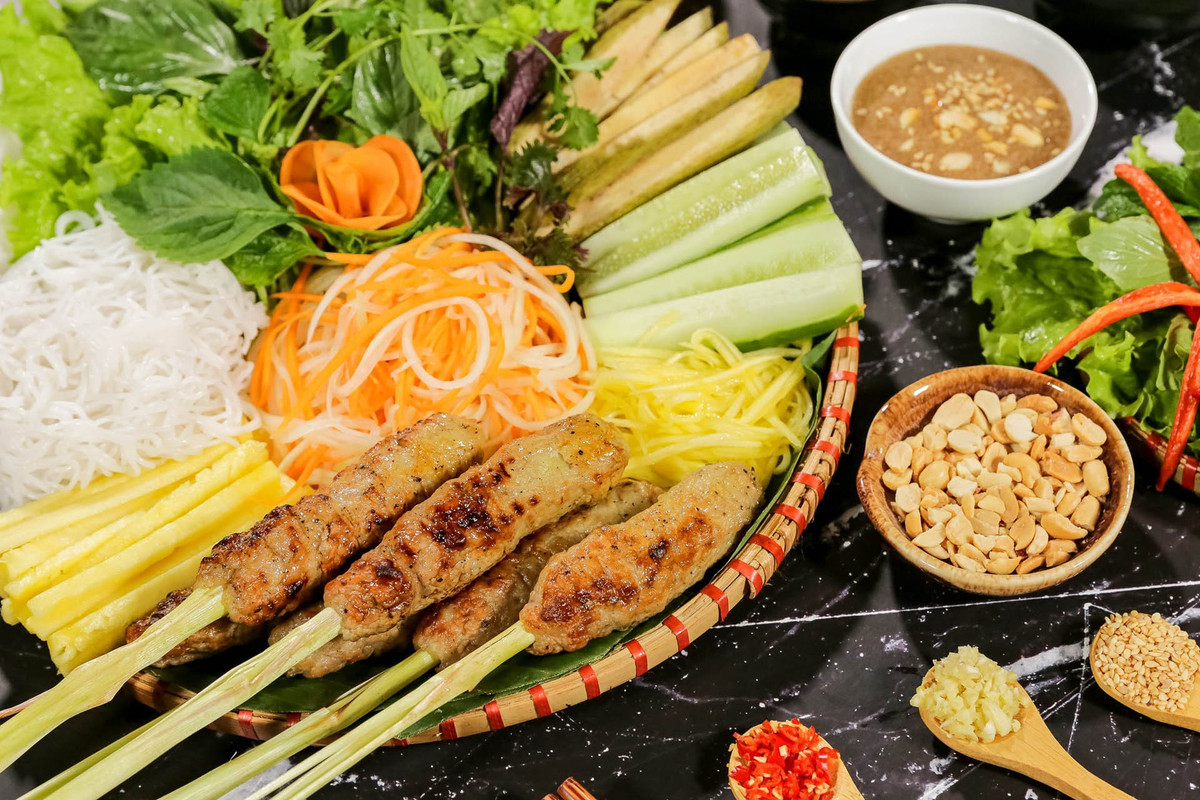 Những món đặc trưng như bún bò, bánh khoái, nem lụi, bánh bèo… được đánh giá cao không chỉ vì ngon mà còn vì cách trình bày đẹp mắt, phản ánh rõ nét văn hoá cung đình và đời sống dân dã cố đô. Mỗi món ăn là một dấu ấn riêng, khiến du khách nhớ lâu và muốn quay lại để thưởng thức thêm. Ảnh VinWonders