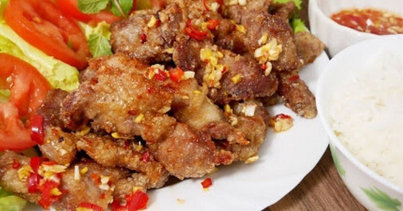 Người bệnh đái tháo đường cũng là nhóm không nên ăn nhiều thịt nọng. Mặc dù không chứa carbohydrate, chất béo bão hòa trong thịt nọng lại có thể làm tăng kháng insulin – yếu tố then chốt khiến việc kiểm soát đường huyết trở nên khó khăn hơn. Béo phì do thừa calo từ thịt nọng cũng khiến việc kiểm soát đường huyết trở nên khó khăn hơn. Ảnh minh họa