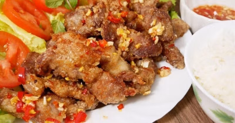 Người bệnh đái tháo đường cũng là nhóm không nên ăn nhiều thịt nọng. Mặc dù không chứa carbohydrate, chất béo bão hòa trong thịt nọng lại có thể làm tăng kháng insulin – yếu tố then chốt khiến việc kiểm soát đường huyết trở nên khó khăn hơn. Béo phì do thừa calo từ thịt nọng cũng khiến việc kiểm soát đường huyết trở nên khó khăn hơn. Ảnh minh họa