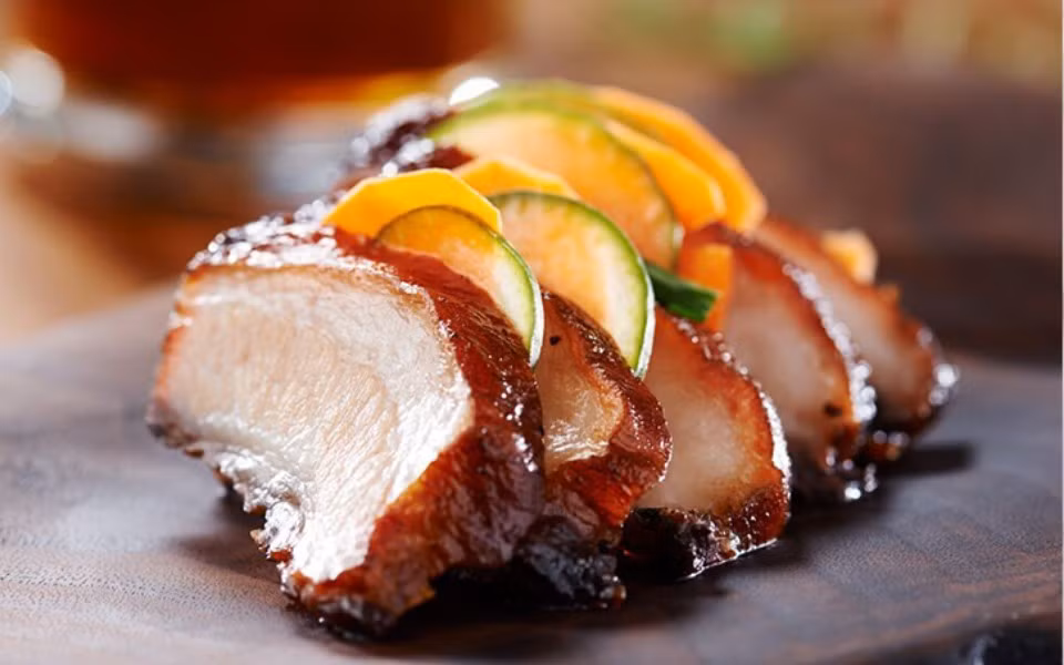 Với người mắc bệnh tim mạch và tăng huyết áp, việc ăn thịt nọng có thể làm tăng cholesterol LDL, từ đó thúc đẩy hình thành mảng xơ vữa và khiến mạch máu hẹp dần. Điều này làm tăng nguy cơ đau tim, đột quỵ, đặc biệt ở những người có tiền sử mạch vành hay huyết áp cao. Ảnh minh họa