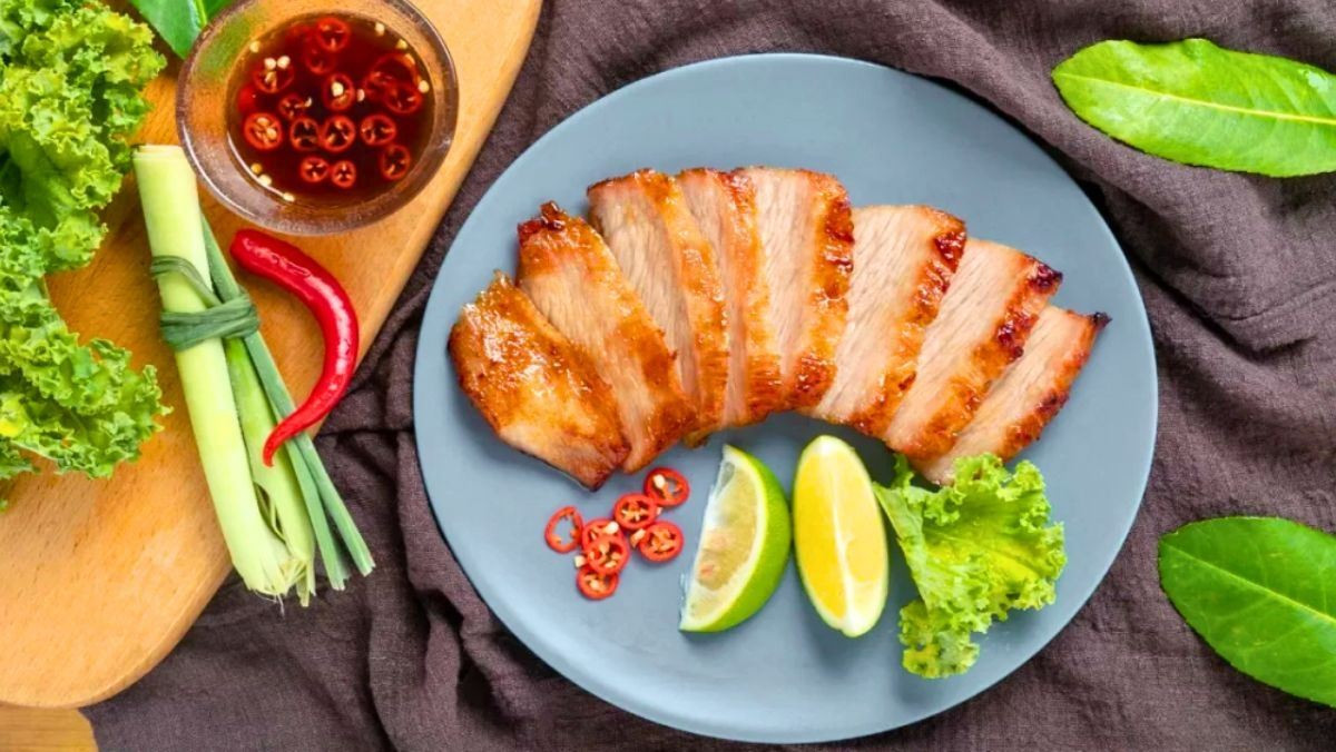 Với người thừa cân, béo phì hoặc đang giảm cân, thịt nọng gần như là thực phẩm “cấm kỵ”. 100 g thịt nọng sống có thể chứa tới hơn 650 kcal, chưa kể hơn 70 g chất béo. Nếu ăn thường xuyên, tổng lượng calo nạp vào cơ thể dễ vượt mức cho phép, dẫn đến tích mỡ và tăng cân không kiểm soát. Ảnh minh họa