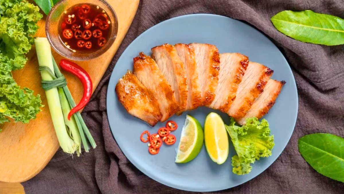 Với người thừa cân, béo phì hoặc đang giảm cân, thịt nọng gần như là thực phẩm “cấm kỵ”. 100 g thịt nọng sống có thể chứa tới hơn 650 kcal, chưa kể hơn 70 g chất béo. Nếu ăn thường xuyên, tổng lượng calo nạp vào cơ thể dễ vượt mức cho phép, dẫn đến tích mỡ và tăng cân không kiểm soát. Ảnh minh họa