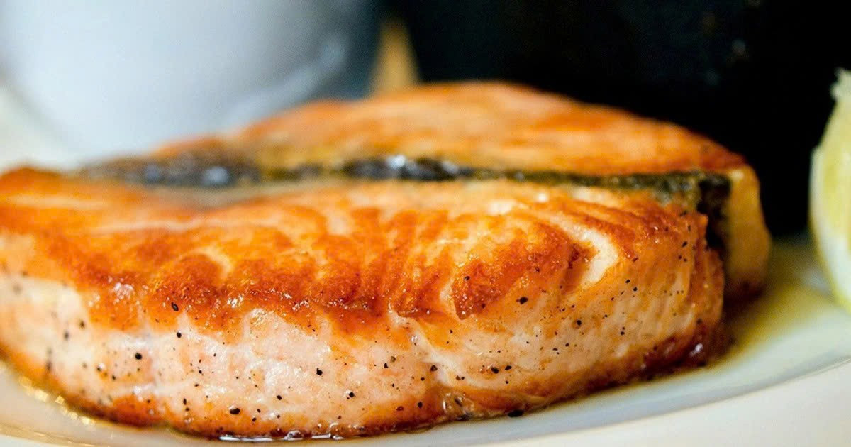 Cá hồi được xem là “siêu thực phẩm” nhờ giàu omega-3, vitamin B12, selenium và chất chống oxy hóa astaxanthin. Ăn cá hồi 2 lần mỗi tuần giúp giảm nguy cơ biến chứng tim mạch, đột quỵ và tăng cường hệ miễn dịch. Cá hồi nên chế biến hấp, nướng hoặc hầm để giữ trọn dưỡng chất. Ảnh minh họa